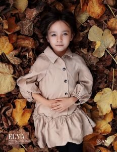 Photo Enfant fille dans les feuilles