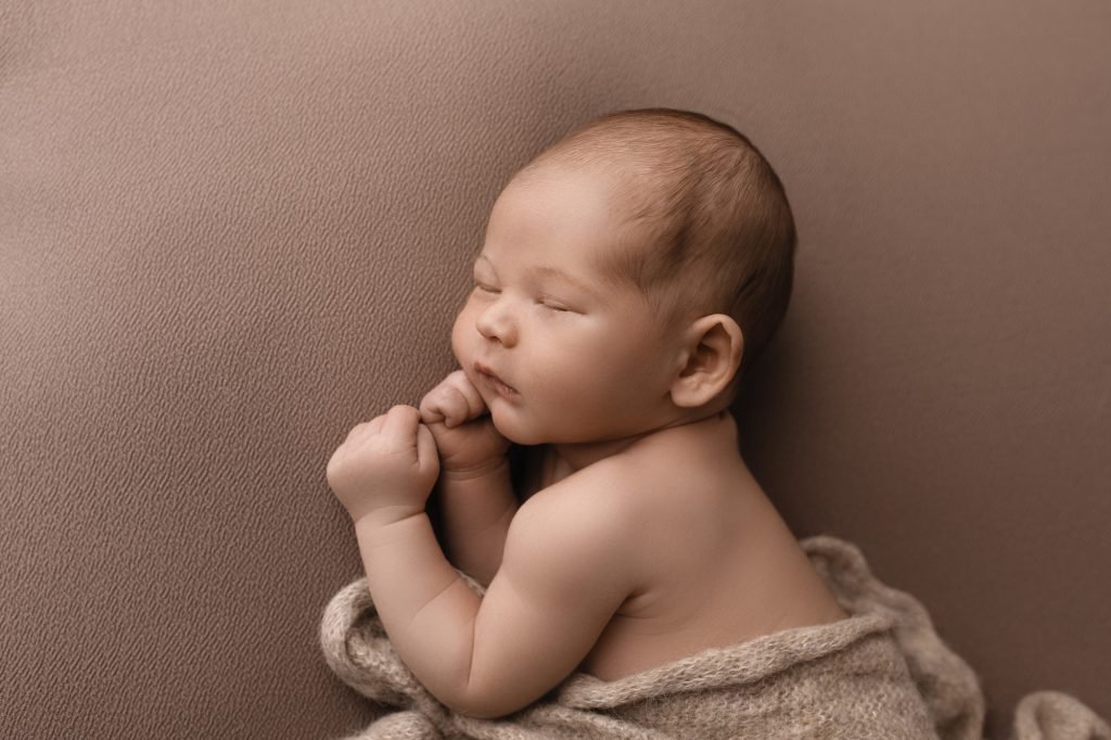 photographe de naissance dans le Var à Cuers bébé qui dort nouveau-né