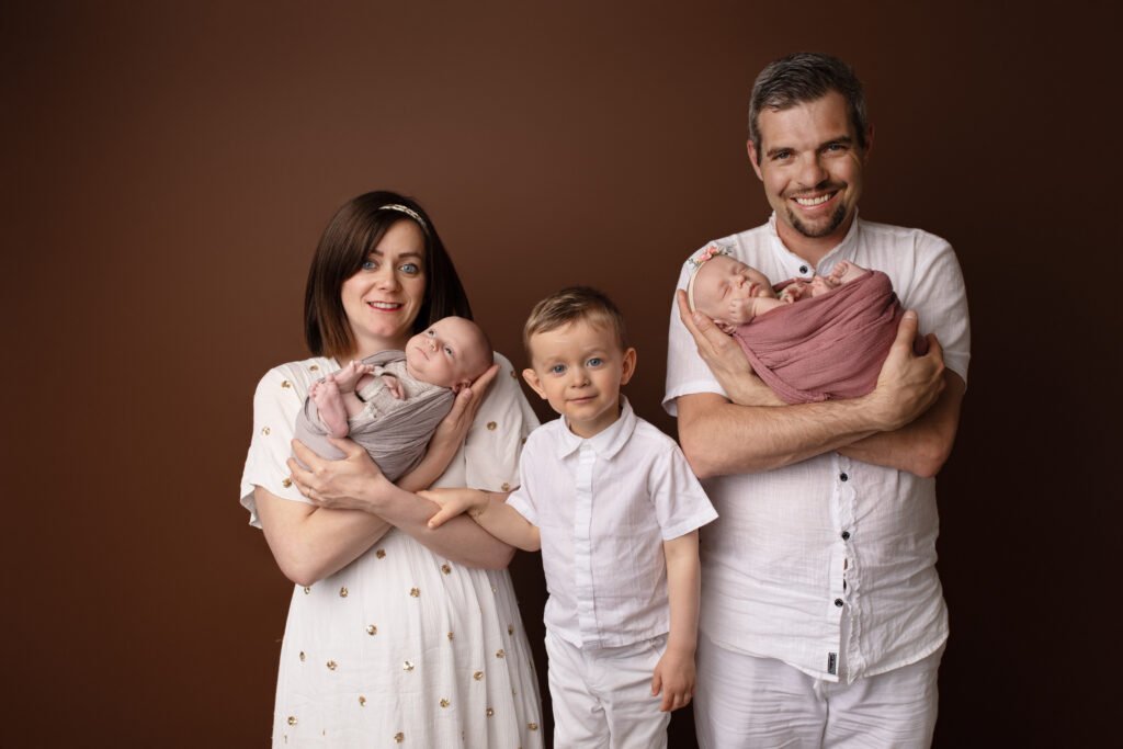 Photographe naissance jumeaux en famille